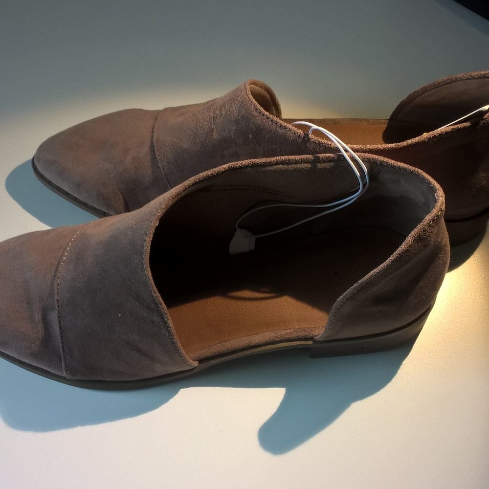 Women's Wenda Microsuede Cut Out Bootie - Picture 2 of 4